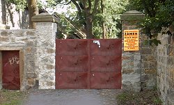 hinter dieser alten Schlossmauer befindet sich die Disko